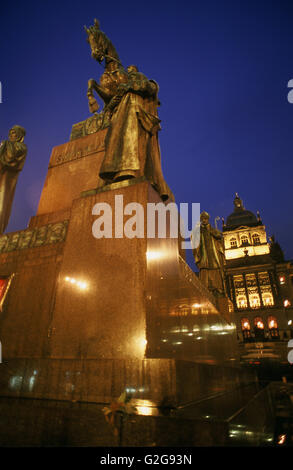 Praga. Statua di San Venceslao con musei nazionali Foto Stock