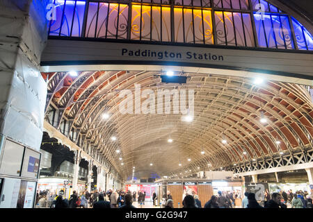 Ingresso alla stazione ferroviaria di Paddington in treno dalla stazione di West London,Inghilterra Foto Stock