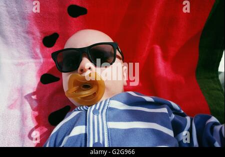 Woodstock, NY. Baby boy con occhiali da sole. Signor Foto Stock