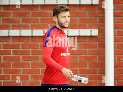 L'Inghilterra del Adam Lallana durante una sessione di formazione a Watford FC formazione del suolo, Londra prendere per Colney. Foto Stock