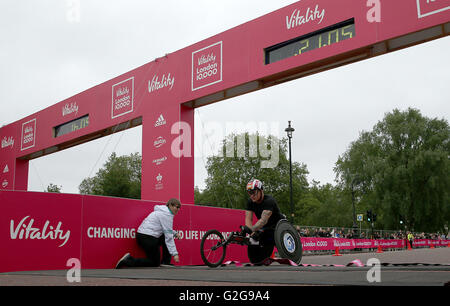 Gran Bretagna David Weir vince il uomini 10k gara in sedia a rotelle durante il 2016 vitalità Londra 10.000. Foto Stock