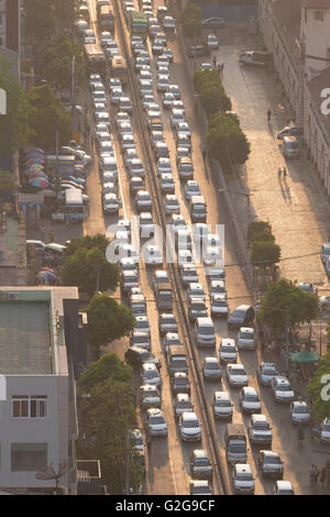 Angolo di alta vista del traffico, Yangon, Myanmar Foto Stock