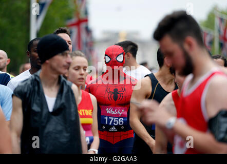 Vista generale del runner vestito da Uomo Ragno prima dell'inizio del 10k gara durante la vitalità 2016 Londra 10.000. Foto Stock