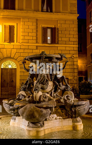 La Fontana delle Tartarughe di notte, Roma, Italia Foto Stock