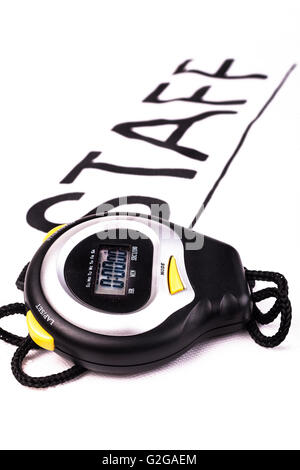 Nero cronometro digitale su sfondo bianco con personale iscritto Foto Stock