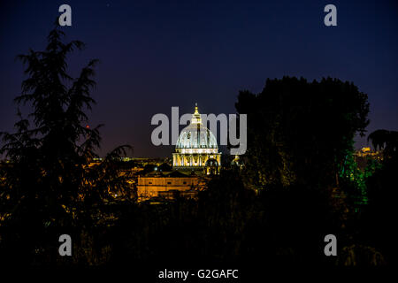 Praticamente vista sulla cupola della Basilica di San Pietro e la Città del Vaticano, Roma (come si vede dal Gianicolo) Foto Stock