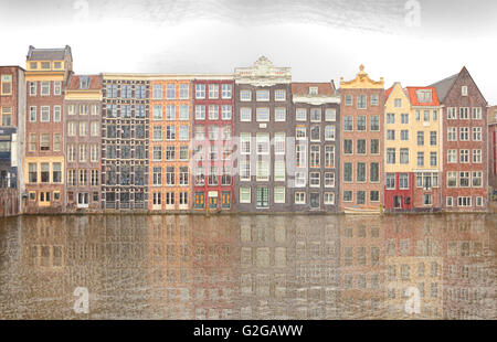 Architettura di Amsterdam, vista dal Damrak guardando ad Est, il ballo canal o grachtenhuizen, filtro di derivazione di immagine Foto Stock