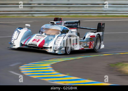 Audi No.2, driver Allan McNish, UK, Loic Duval, Francia, e Tom Kristensen, Danimarca, manche di qualificazione per la 24 Ore di Le Mans Foto Stock