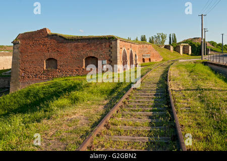 Binario vicino al funerale di camere, Terezin Memorial, Terezín, Ústí nad Labem Regione, Repubblica Ceca Foto Stock