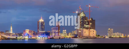 Panorama con Elbe Philharmonic Hall e St Pauli Ponti di Sbarco, Hamburg, Amburgo, Germania Foto Stock