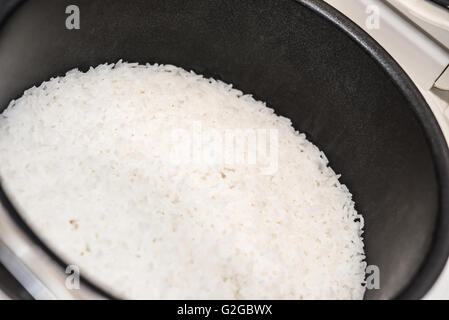 Riso al vapore nel recipiente interno di elettrico cuoci riso Foto Stock