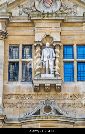 CECIL RHODES la statua sulla parte anteriore del ORIEL College Oxford visto dalla strada alta. Foto Stock