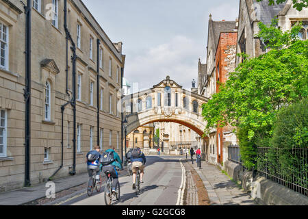 I CICLISTI passando sotto il ponte dei sospiri NEW COLLEGE LANE OXFORD CITY Foto Stock