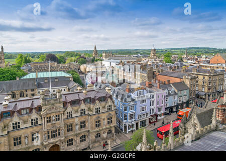 OXFORD CITY le case dai colori pastello IN HIGH STREET E ORIEL COLLEGE con alberi e campi al di là Foto Stock