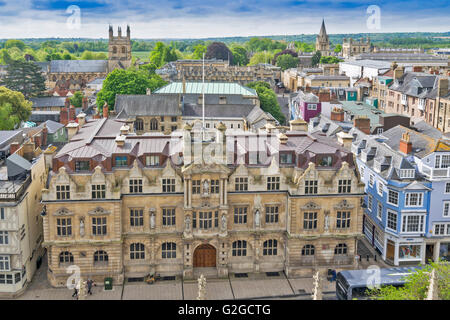 OXFORD CITY le case dai colori pastello IN STRADA ALTA DELLA PORTA ACCANTO A ORIEL COLLEGE con alberi e campi al di là Foto Stock