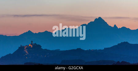 Santa Vittoria e Monte Viso visto da Alba, Piemonte, Italia Foto Stock