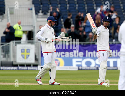 L'Inghilterra del Alastair Cook (destra) solleva il suo bat dopo 10.000 Punteggio test viene eseguito durante il giorno quattro del Investec secondo Test Match a Emirates Riverside, Chester-Le-Street. Foto Stock