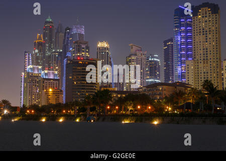 Vista del quartiere Marina di Dubai di notte Foto Stock