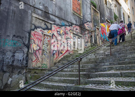 I turisti salendo dei gradini ripidi nel vecchio e storico Bairro Alto parte di Lisbona, Portogallo Foto Stock