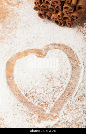 Forma di cuore di farina di legno marrone tagliere Foto Stock