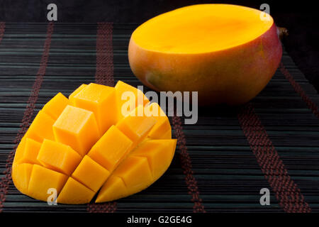 Fetta di mango tagliati a cubetti di close-up su sfondo scuro Foto Stock