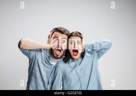 Close up foto di adirato contro l uomo e la donna di toccare le loro teste Foto Stock