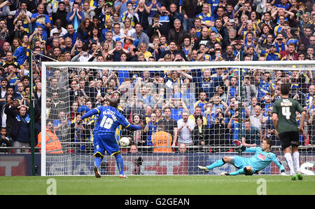 AFC Wimbledon's Adebayo Akinfenwa punteggi al suo fianco il secondo obiettivo del gioco dalla pena spot durante la puntata Sky League Play-Off due match finale allo stadio di Wembley, Londra. Foto Stock