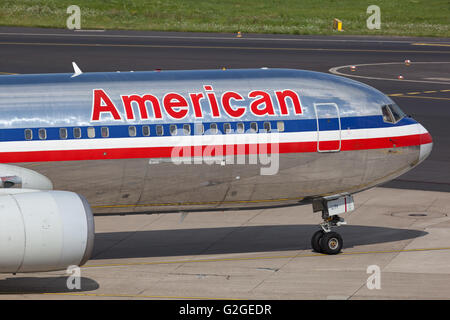 American Airlines Boeing 767-300 rullaggio per prendere il via presso l'aeroporto di Düsseldorf, Germania. Foto Stock