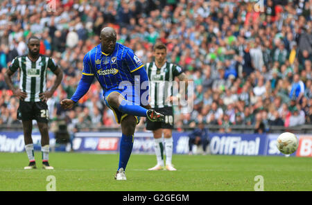 AFC Wimbledon's Adebayo Akinfenwa punteggi al suo fianco il secondo obiettivo dalla pena spot durante la puntata Sky League Play-Off due match finale allo stadio di Wembley, Londra. Foto Stock