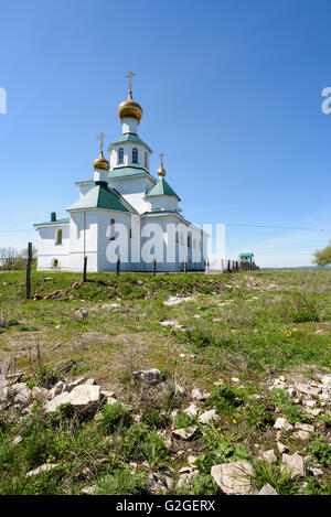 Unico cristiano ortodosso di chiesa con un cielo blu sullo sfondo. Immagine presa nell'estate del 2016 in Russia Foto Stock