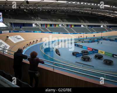 Bikepark al Parco Olimpico di Stratford London Lea Lee Valley velodromo, con ciclisti racing intorno a via Foto Stock