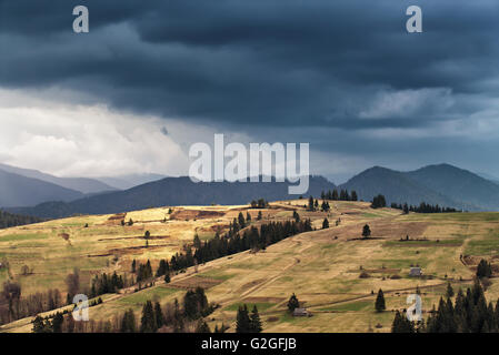 Primavera in montagna. Tuoni e nuvole. Foto Stock