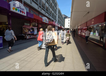 Gli amanti dello shopping a piedi su un high street a Chelmsford in Inghilterra Foto Stock