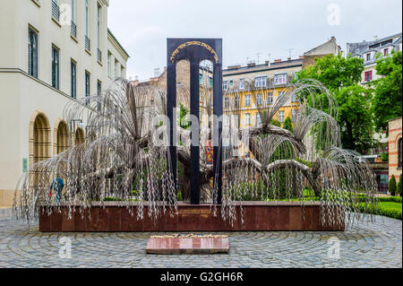 Un acciaio salice piangente progettato da Imre Varga in Raoul Wallenberg parco di memoria al alla sinagoga di via Dohany a Budapest Foto Stock