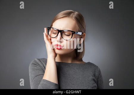 Bella giovane donna ritratto. Mal di testa o depressione Foto Stock