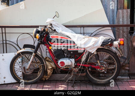 Vecchia motocicletta parcheggiato sulla strada di Bangkok Foto Stock