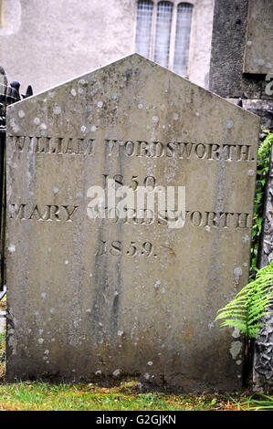 William Wordsworth la lastra tombale in San Osvaldo Chiesa di Grasmere nel Lake District inglese. Foto Stock