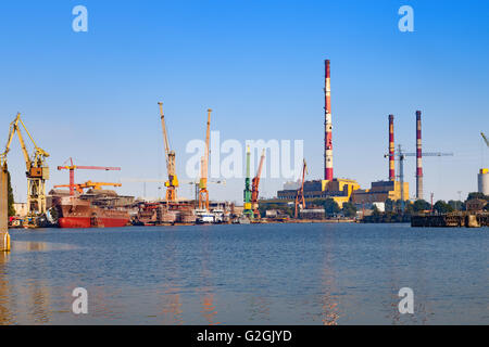 Vista cantiere wharf con alte ciminiere in background in Gdansk, Polonia. Foto Stock