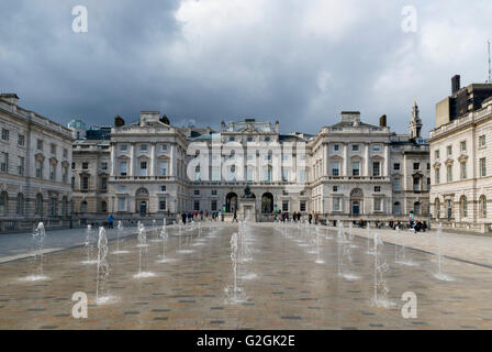 Il Fountain Court at Somerset House guardando verso il Courtauld Institute of Art e Courtauld Gallery di Londra, England, Regno Unito Foto Stock