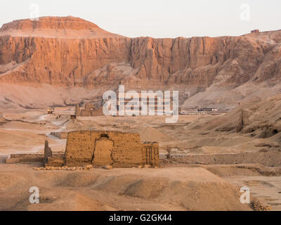 Il tempio mortuario della Regina Hatshepsut, sotto le scogliere a Deir el Baharion sulla necropoli tebana, Luxor, Egitto Foto Stock