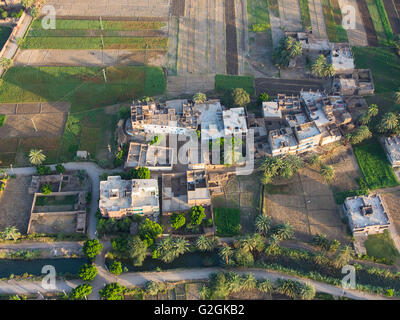 Un Ariel vista tipica Egiziano case sulla riva occidentale del Fiume Nilo a Luxor, Egitto. Foto Stock