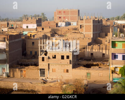 Tipica egiziano case sulla riva occidentale del Fiume Nilo a Luxor, Egitto. Foto Stock