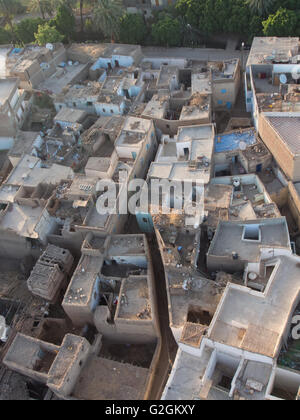 Un Ariel vista dei tetti di tipiche case egiziano, sulle sponde ovest del fiume Nilo a Luxor, Egitto Foto Stock