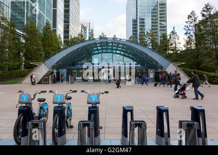 High tech con tetto di vetro ingresso della stazione metropolitana Canary Wharf a Londra Foto Stock