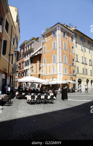 Clienti presso il tradizionale ristorante kosher nel ghetto ebraico di Roma, Italia Foto Stock