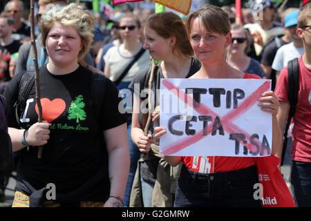 Gli attivisti contro TTIP (gli scambi e gli investimenti transatlantici Partnership) tenere banner durante una dimostrazione dimostrazione in Leipzig, Germania, maggio 2016 Foto Stock