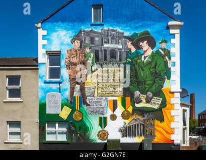 Pasqua Rising 1916 centenario murale su Belfast abbassare Ormeau Road. Foto Stock