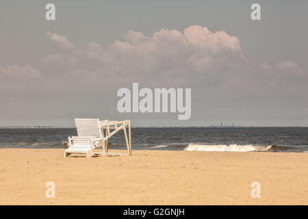 Svuotare bagnini sdraio in spiaggia. Foto Stock