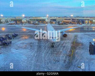 Un piano di grandi dimensioni su un gelido asfalto al JFK aeroporto Foto Stock