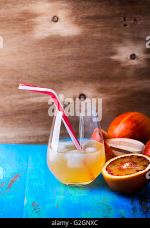 Spremute e arance rosse su sfondo blu, bevanda estiva Foto Stock
